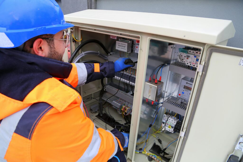 Elektryk serwisujący szafę elektryczną